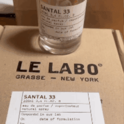 Perfume unisex Santal 33 de 100 ml caja + Obsequio mini atomizador